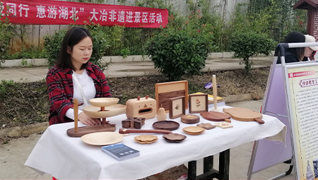 邂逅“非遗”——公司“非遗”作品参展“与爱同行,惠游湖北”非遗进景区活动